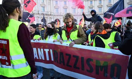 Több ezer ember tüntetett szombaton Rómában a kormány migránsellenes politikája ellen