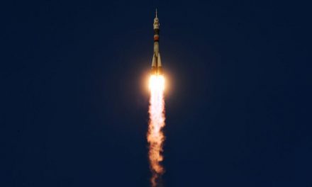 Három űrhajóssal a fedélzetén elindult az űrállomásra a Szojuz MSZ-11 űrhajó (Videóval)