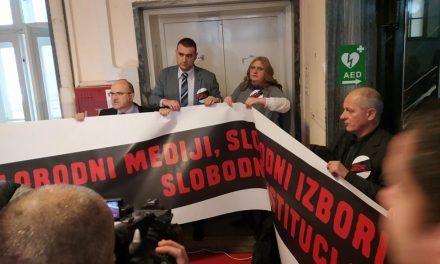 Botrány a tartományi parlamentben: Pásztor István utasítására kivezették az ülésteremből az ellenzéket (Videókkal!)
