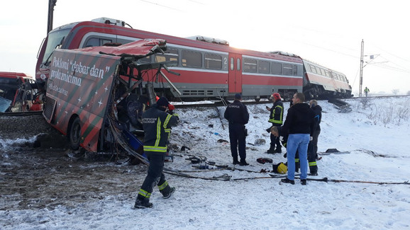 Niši buszbaleset: Ötre nőtt az áldozatok száma