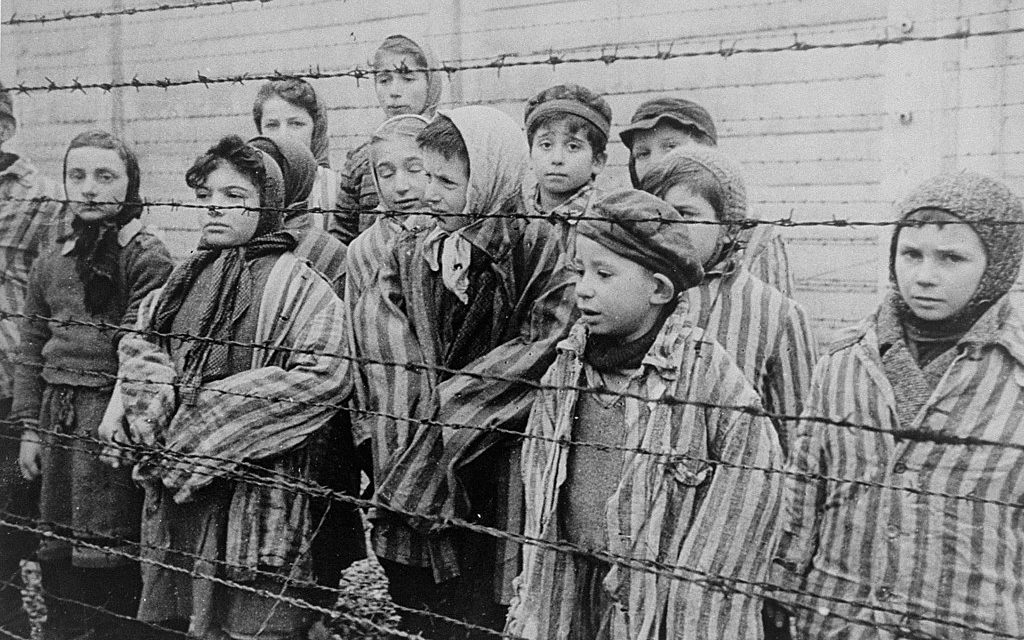 Merkel: Meg kell újítani a Holokauszt-emléknapot