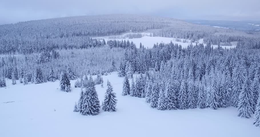 Sűrű havazás van Csehországban, sok ezer háztartás maradt áram nélkül