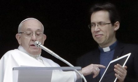 Okostelefonos ima-alkalmazáson keresztül érheti el Ferenc pápát