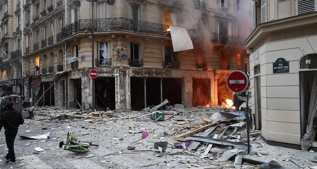 Hatalmas robbanás rázta meg Párizs központját (Fotók)