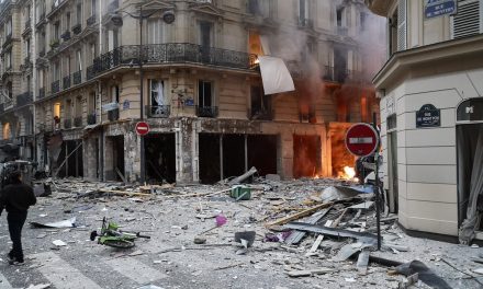 Hatalmas robbanás rázta meg Párizs központját (Fotók)