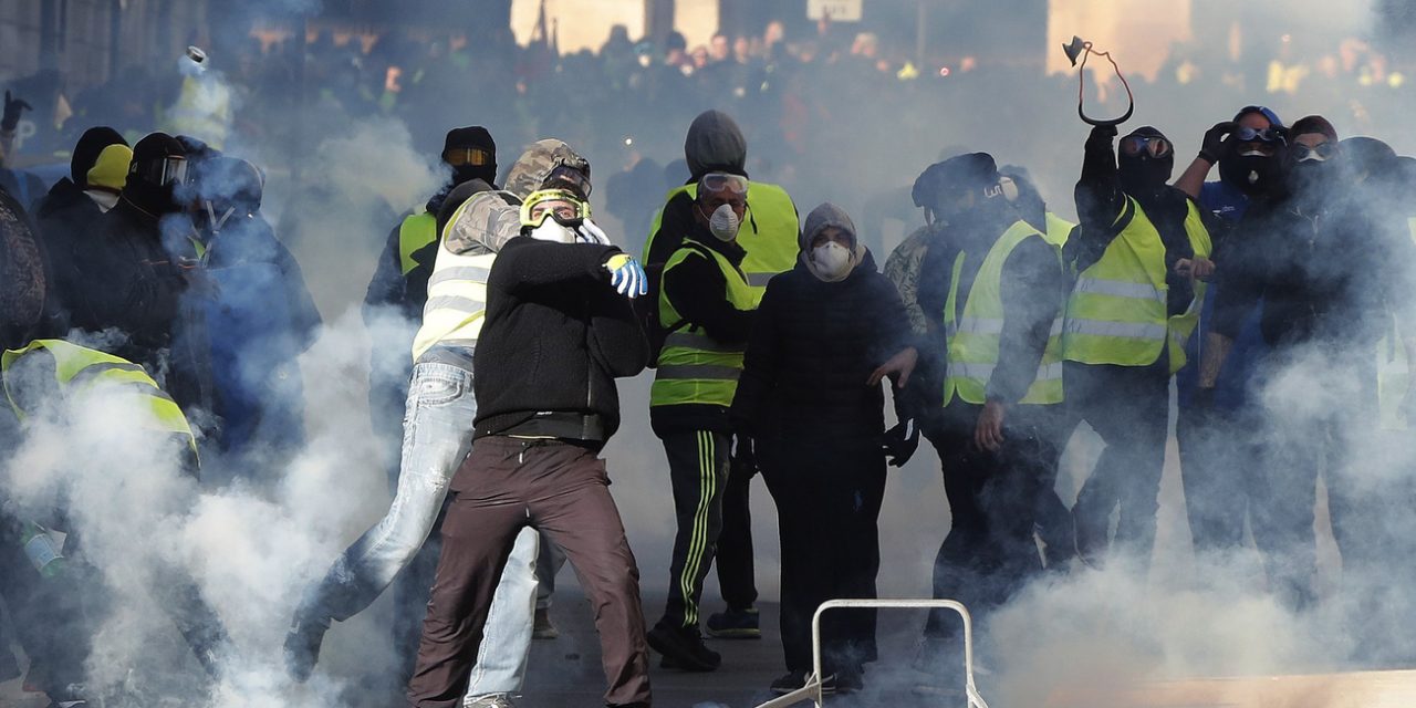 Könnygáz és vízágyú a párizsi tüntetéseken (Fotók)