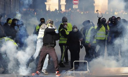 Könnygáz és vízágyú a párizsi tüntetéseken (Fotók)