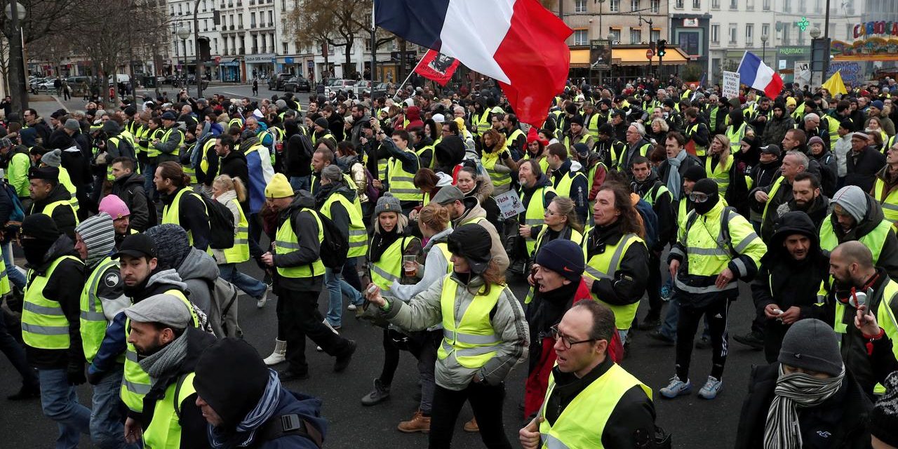 A francia sárgamellényesek ismét utcára vonultak