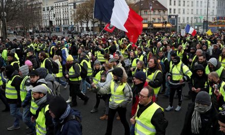 A francia sárgamellényesek ismét utcára vonultak