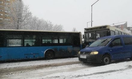 Két busz ütközött Újvidéken, tíz utas megsérült