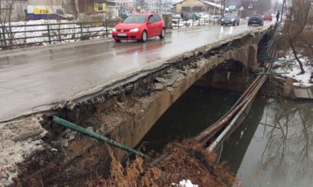Szarajevó: Leszakadt és a folyóba zuhant a híd egy darabja