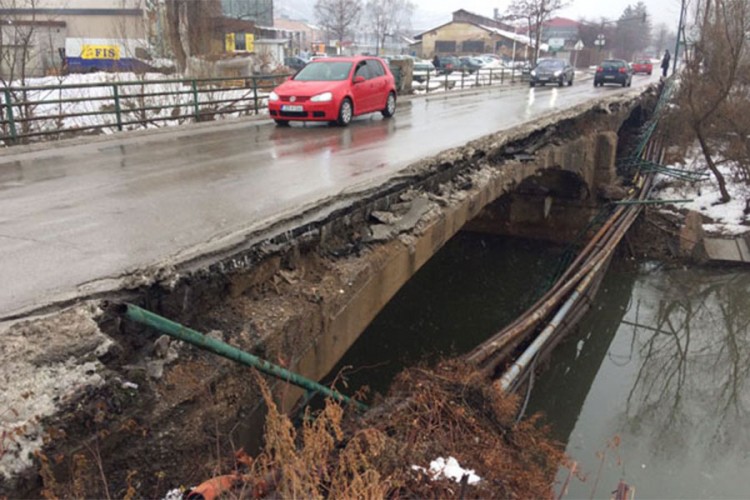 Szarajevó: Leszakadt és a folyóba zuhant a híd egy darabja