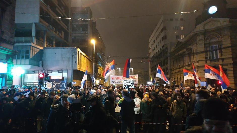 Egy az ötmillióból – Hatodik alkalommal tartanak tömegtüntetést Belgrádban (Élő videóval!)