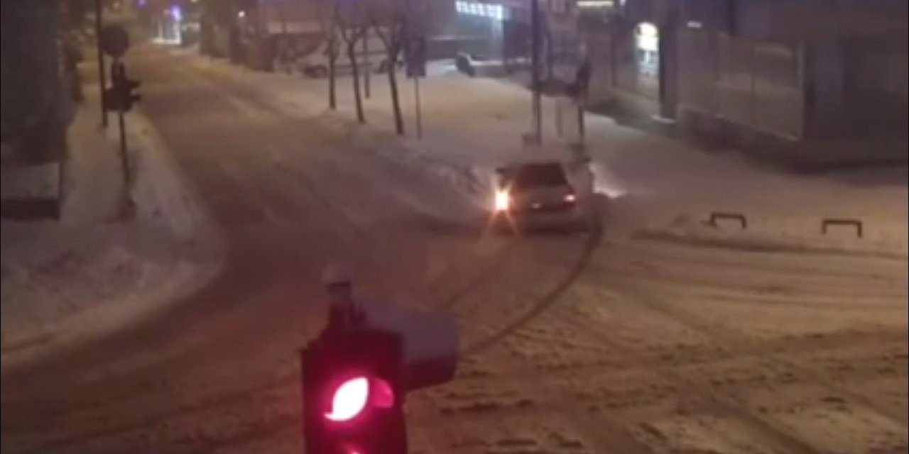 Ledöntötte a jelzőlámpát egy zaječari sofőr majd elmenekült (Videóval)