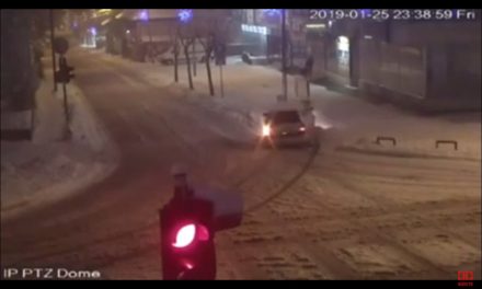 Ledöntötte a jelzőlámpát egy zaječari sofőr majd elmenekült (Videóval)