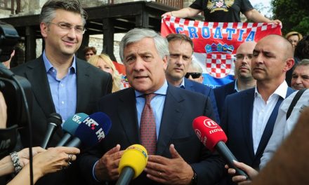 <span class="entry-title-primary">Tajani felbőszítette a horvátokat és szlovéneket</span> <span class="entry-subtitle">Európai Parlament elnöke az isztriai, dalmáciai és szlovén tengermelléki olaszok elűzésének emléknapján mondott beszédet</span>