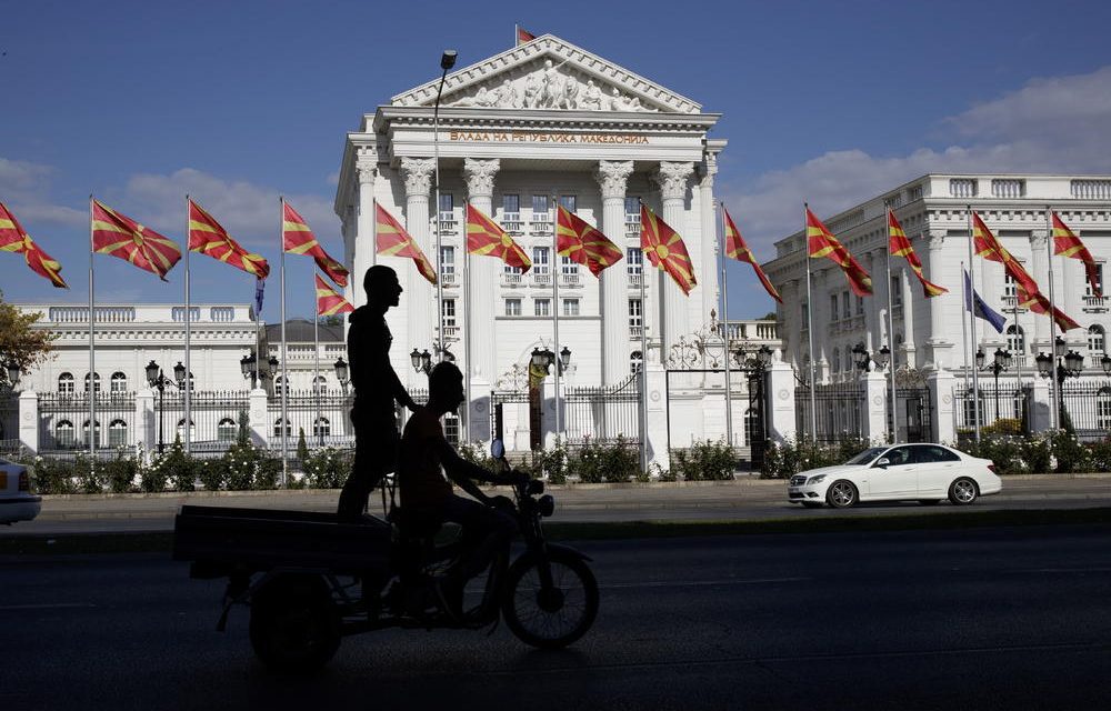 Cserélik a táblákat a macedón közintézményeken