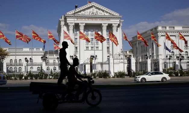 Cserélik a táblákat a macedón közintézményeken