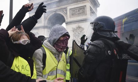 Macron: a sárgamellényesek a zavargások „bűnrészesei”