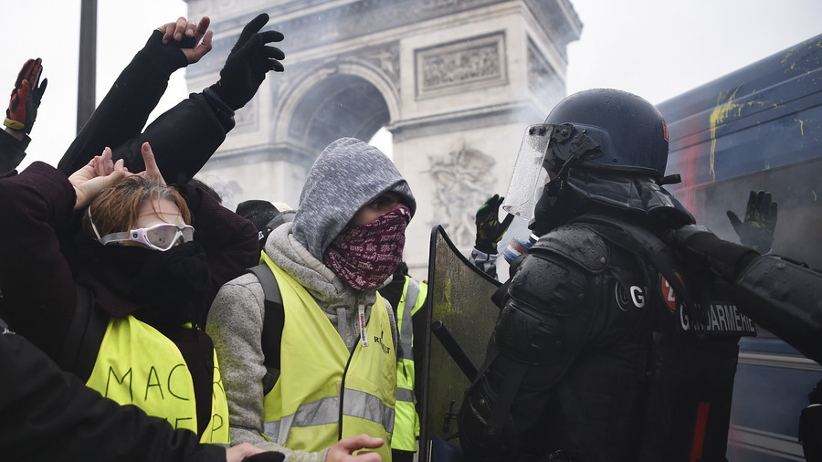 Macron: a sárgamellényesek a zavargások „bűnrészesei”