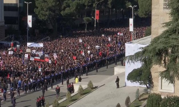 Ezrek követelték a kormány lemondását Albániában