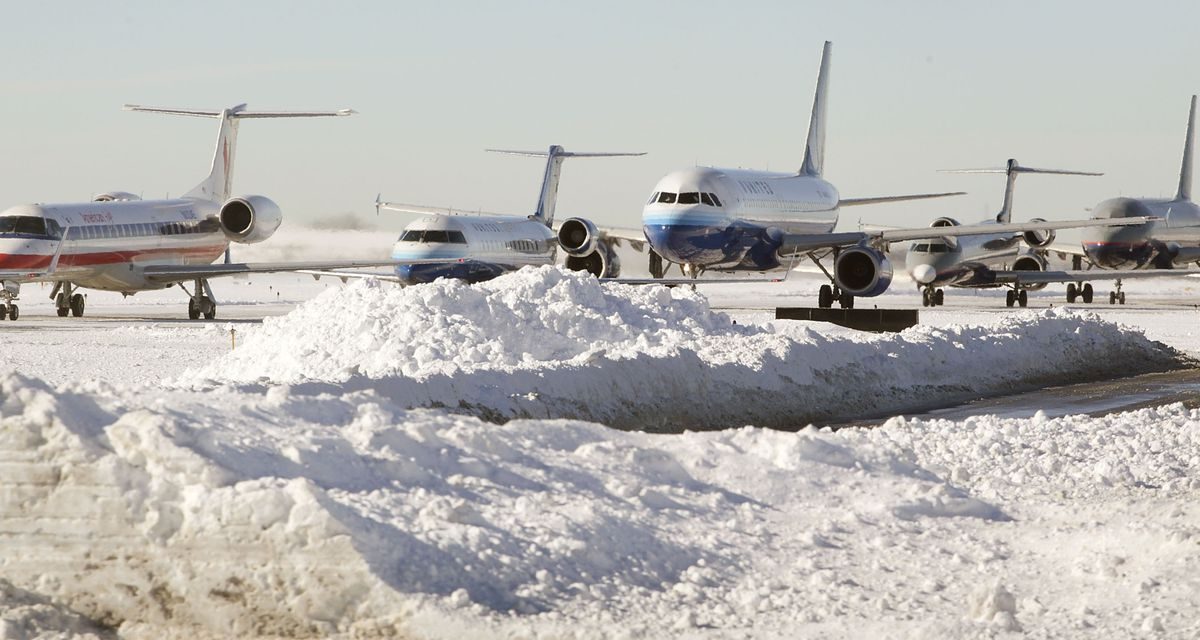 Repülőjáratok ezreit törölték az USA-ban a hóviharok miatt