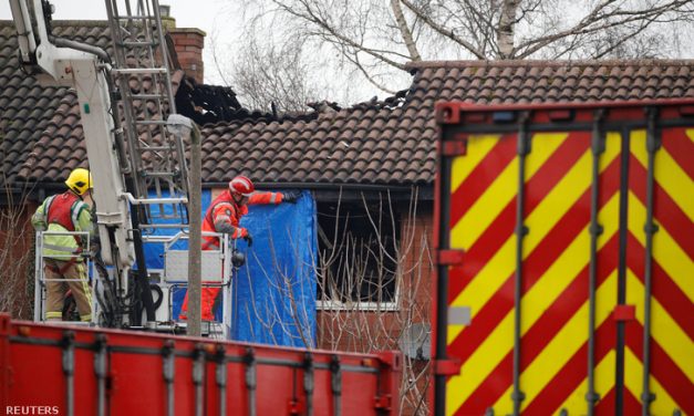 Négy kisgyerek halt meg egy angliai lakástűzben