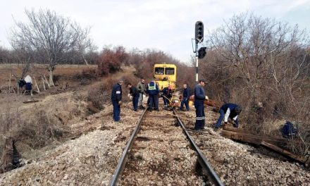 Jasenovik lakói lezárják a vasútvonalat a veszélyes anyagot szállító tehervonat kisiklásának helyszínén