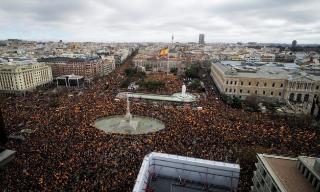 Nagyszabású tüntetésen követeltek előrehozott parlamenti választásokat Madridban