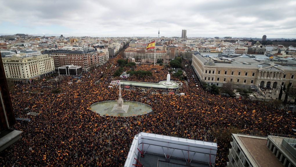 Nagyszabású tüntetésen követeltek előrehozott parlamenti választásokat Madridban
