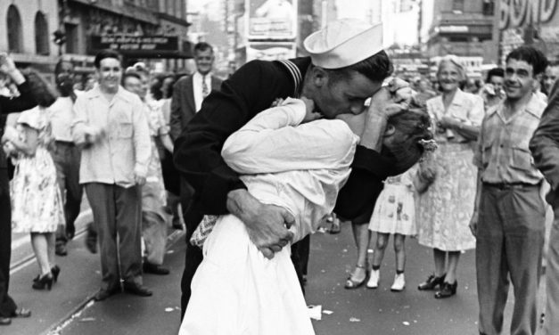 Meghalt a matróz, aki a 20. század egyik legismertebb fotóján csókolt meg egy nőt