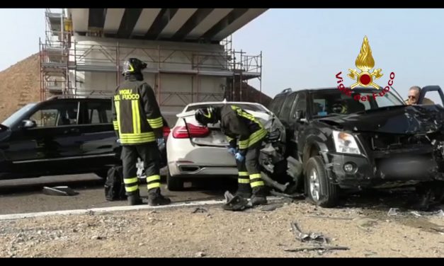 Több mint száz autó karambolozott egy olasz autópályán (Videó)