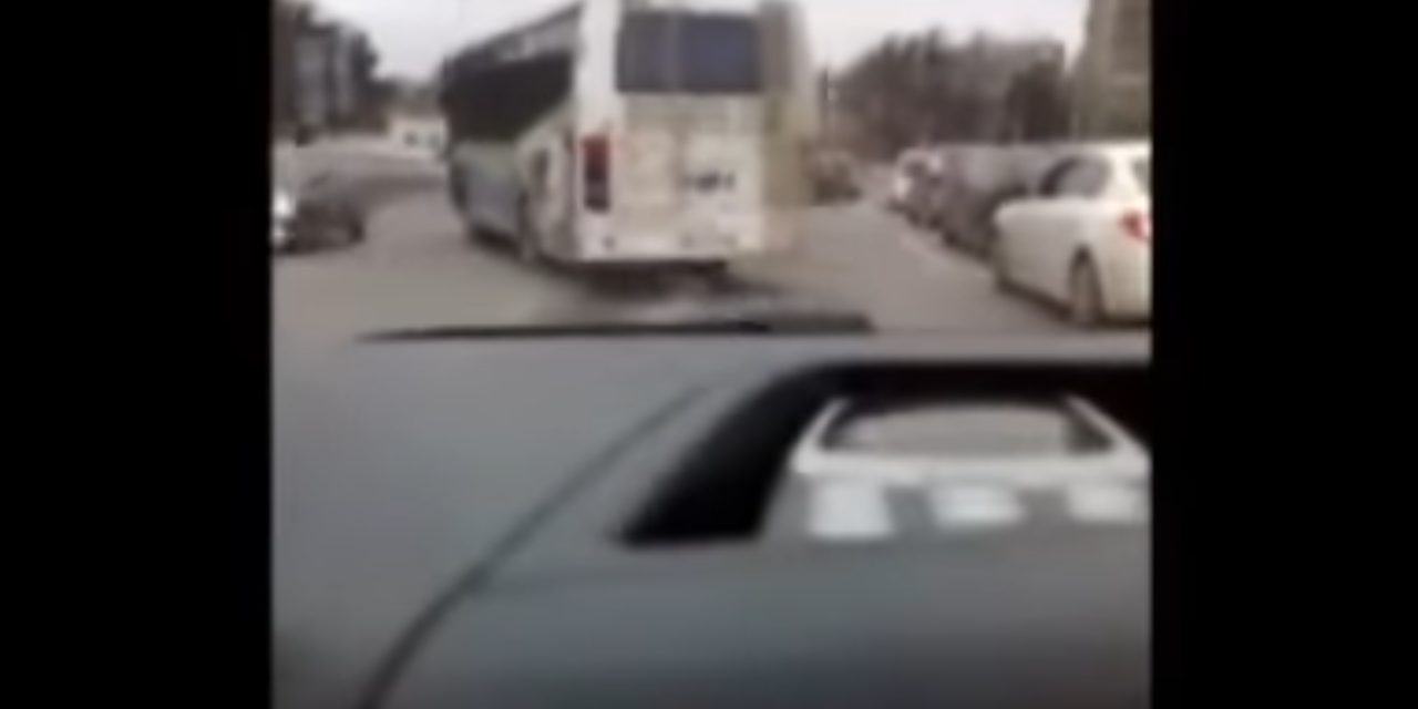 Pancsova: A száguldó buszsofőr áttért a szembejövő sávba, hogy elkerülje a piros lámpát (Videó)
