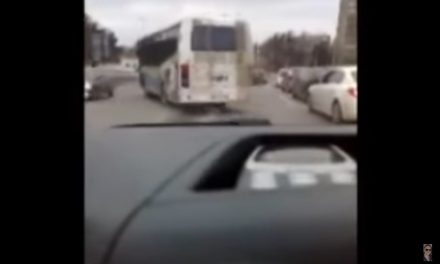 Pancsova: A száguldó buszsofőr áttért a szembejövő sávba, hogy elkerülje a piros lámpát (Videó)