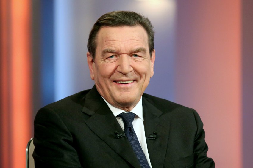 Schröder Szerbiában: Reális, hogy Szerbia 2025-re az EU teljes jogú tagja legyen