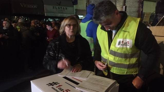 Belgrádi tüntetés: A polgárok aláírják a Megállapodás a néppel dokumentumot