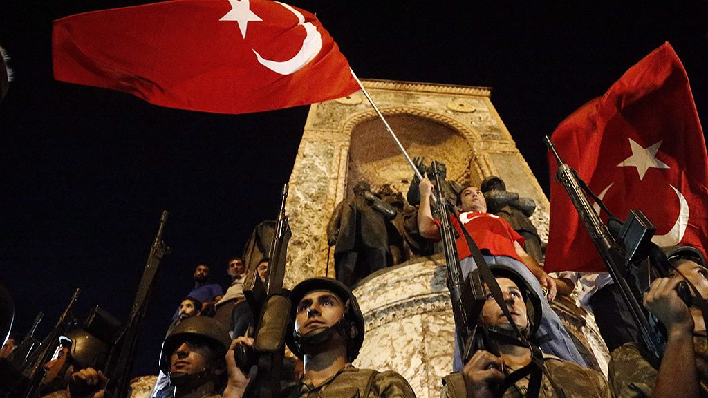 Török puccskísérlet: Elfogatóparancs több mint ezer ember ellen
