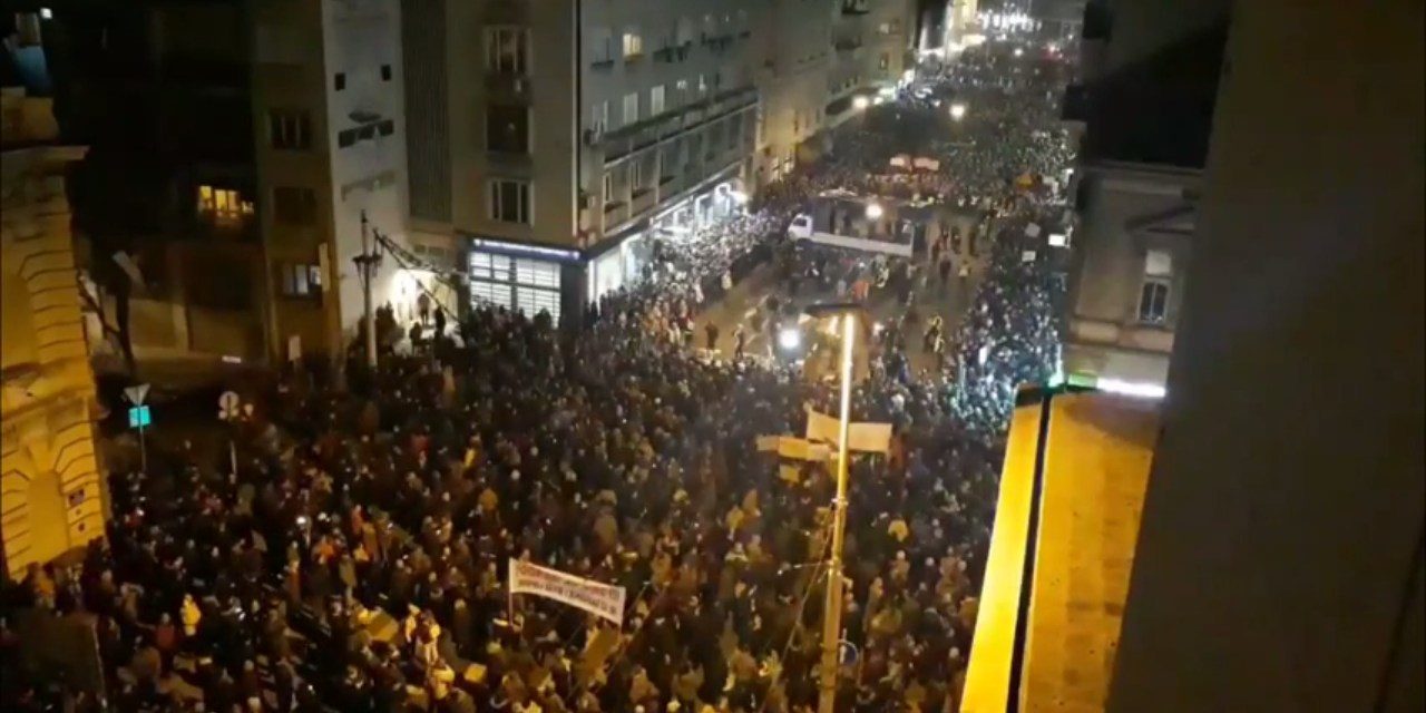 Egy az ötmillióból – Ismét utcára vonultak az emberek Belgrádban (Élő videó)