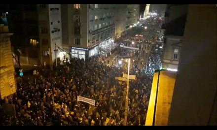 Egy az ötmillióból – Ismét utcára vonultak az emberek Belgrádban (Élő videó)