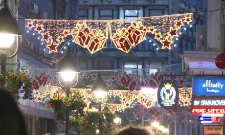 Lesodorta a szél az újévi díszítést Belgrádban