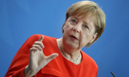 Merkel: Az Európai Néppárt értékekről szól a Fidesz tagsága körüli vita