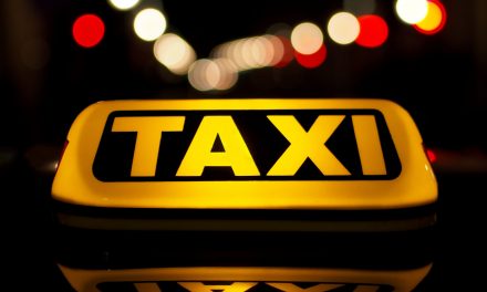 Nagybecskerek: Súlyos sérüléseket okozott támadója egy kerékpárútra parkoló női taxisofőrnek