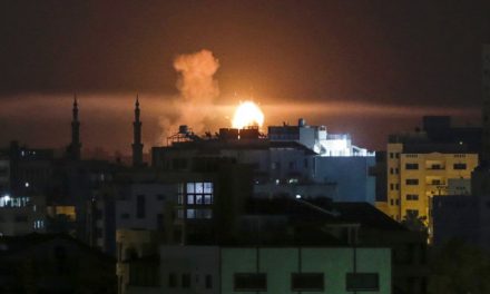 Száz légicsapással válaszolt az izraeli hadsereg a Tel-Avivra lőtt két rakétára