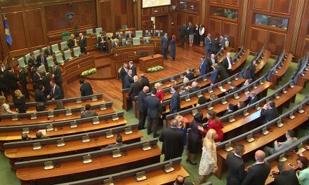 Rendkívüli parlamenti ülés Koszovóban