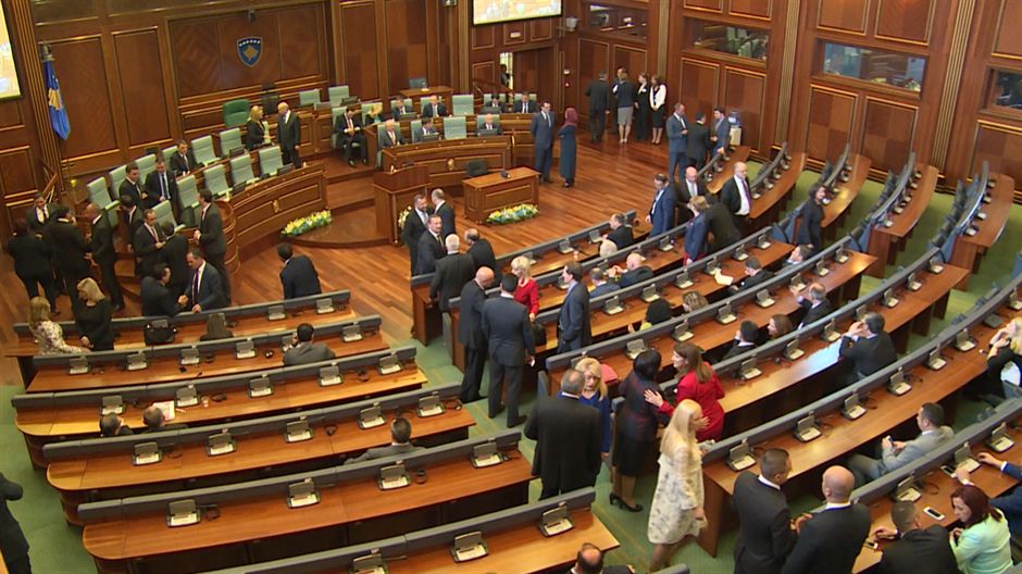 A szerbek által elkövetett állítólagos koszovói népirtásról vitázik a pristinai parlament