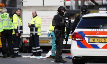 Lövöldözés volt Hollandiában egy villamoson, egy ember meghalt, többen megsérültek