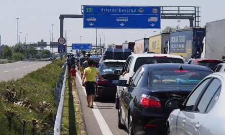 Magyar-szerb határ: Egyre több a várakozási idő, Röszkén tolatnak az autópályán