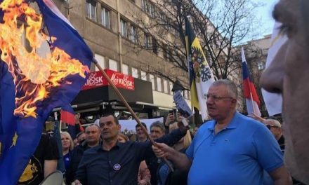 Šešelj felgyújtotta az EU és a NATO lobogóját