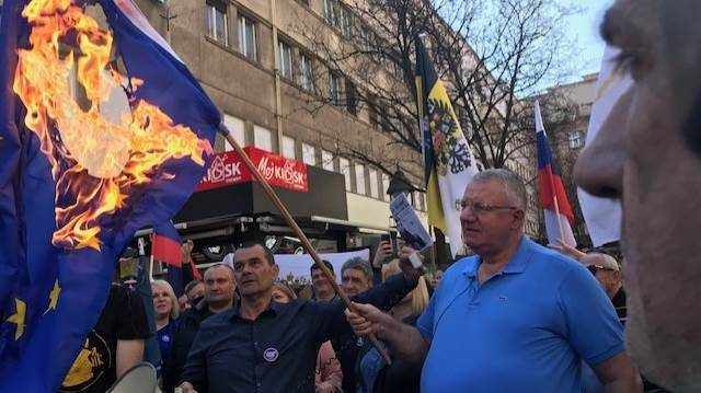 Šešelj felgyújtotta az EU és a NATO lobogóját