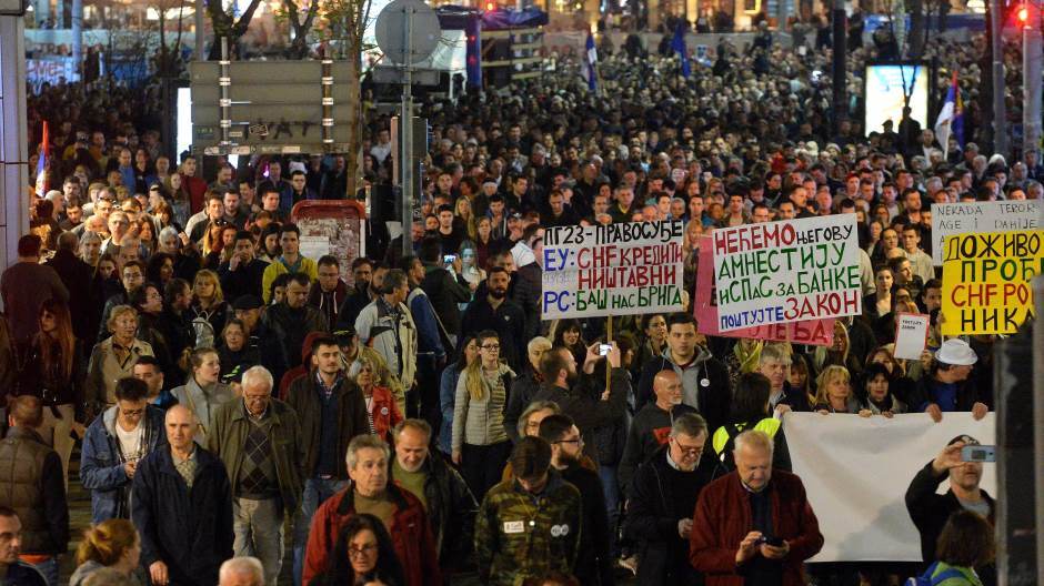 A belgrádi demonstrálók a kormány elé vonultak